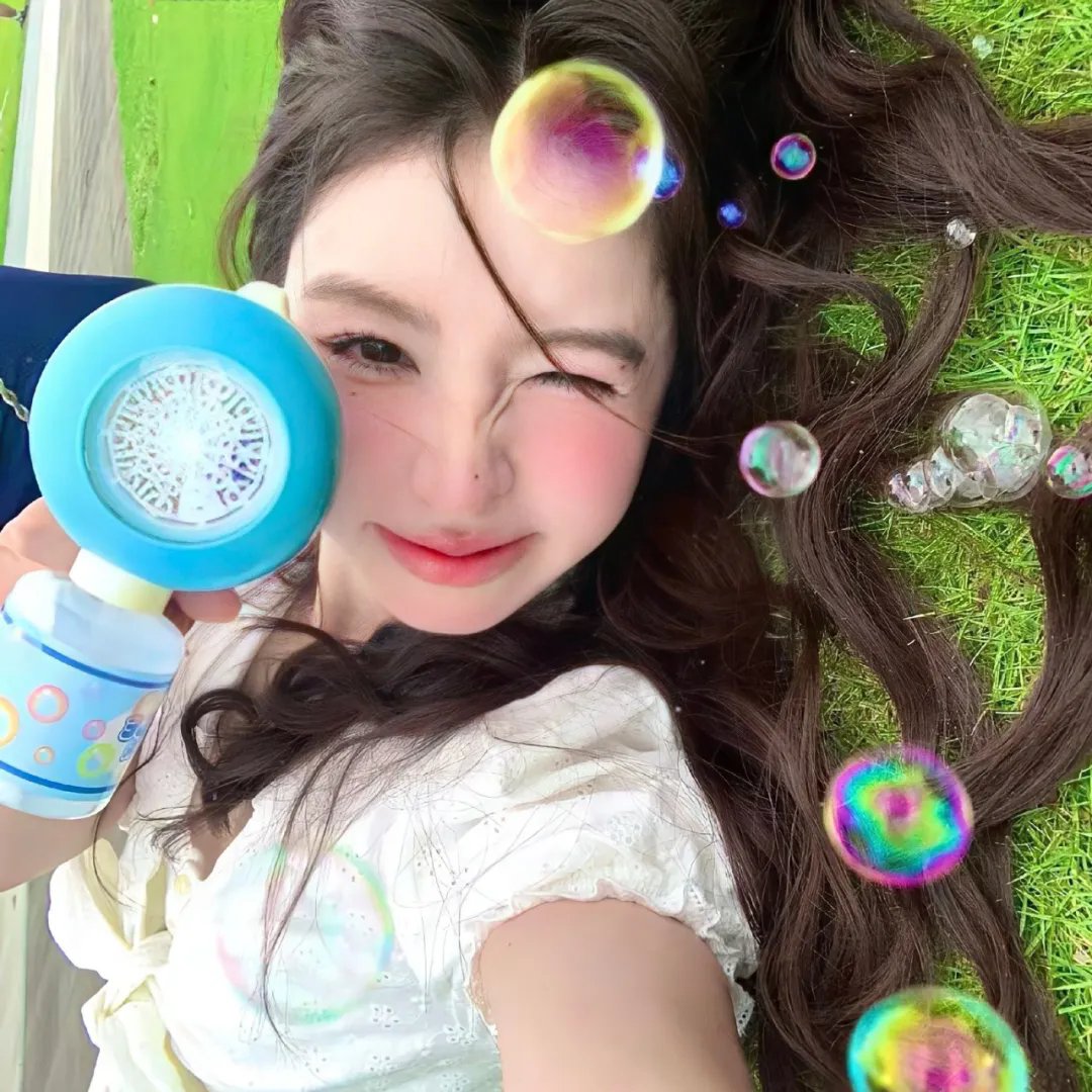 挥着翅膀的女孩